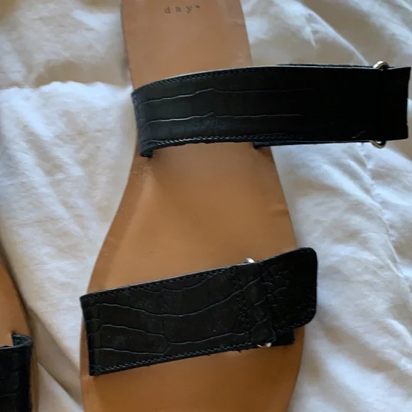 Sandals - Picture 2 of 4